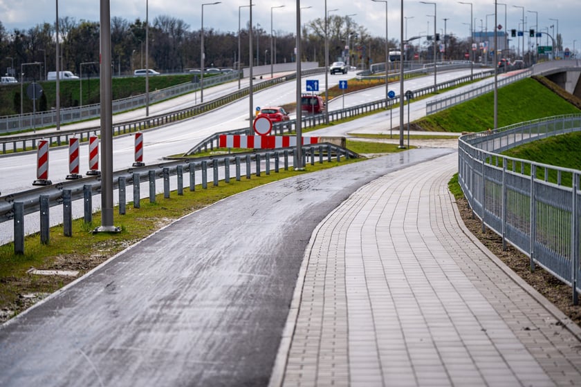 Przybywa asfaltu na kolejnych odcinkach drogi rowerowej na alei Wielkiej Wyspy.